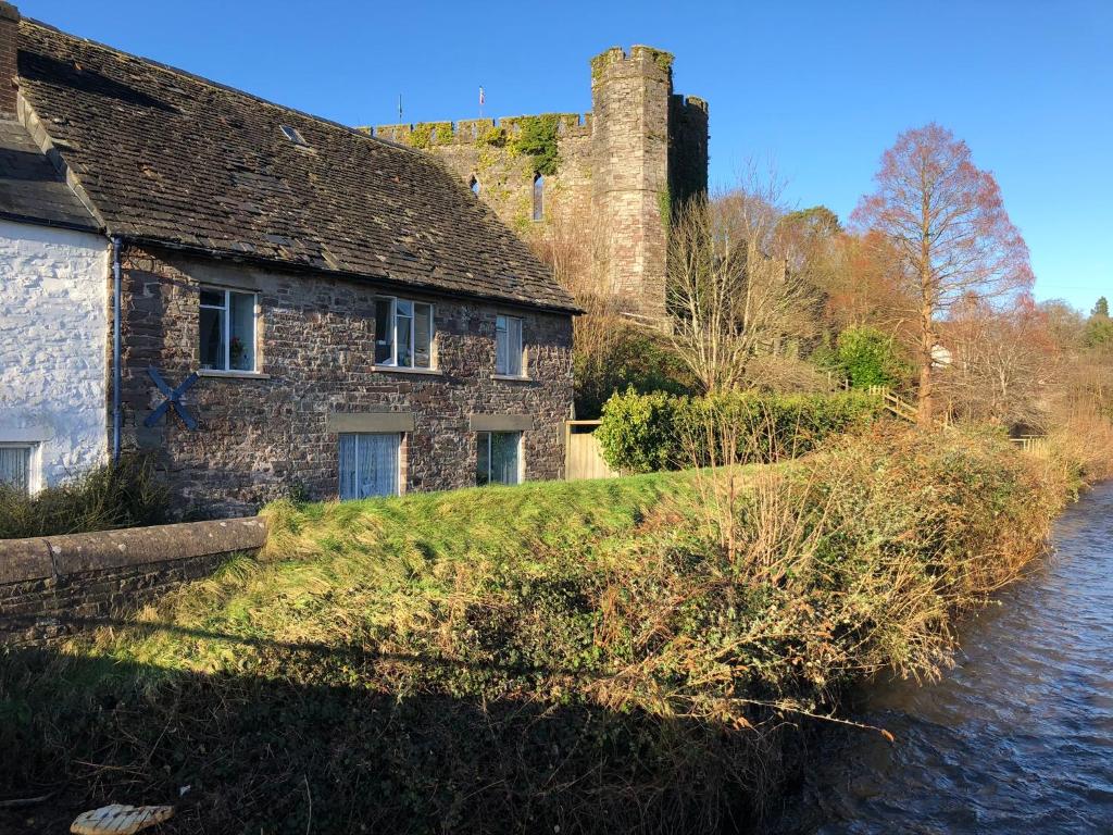 Riverside apartment, Brecon (updated prices 2024)