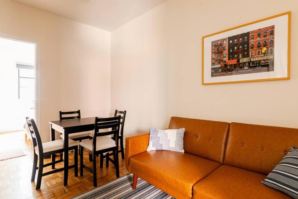 un salon avec un canapé et une table à manger dans l'établissement ✪ Large 2 Bedrooms ✪ Queen Beds ✪ Work Stations, à New York