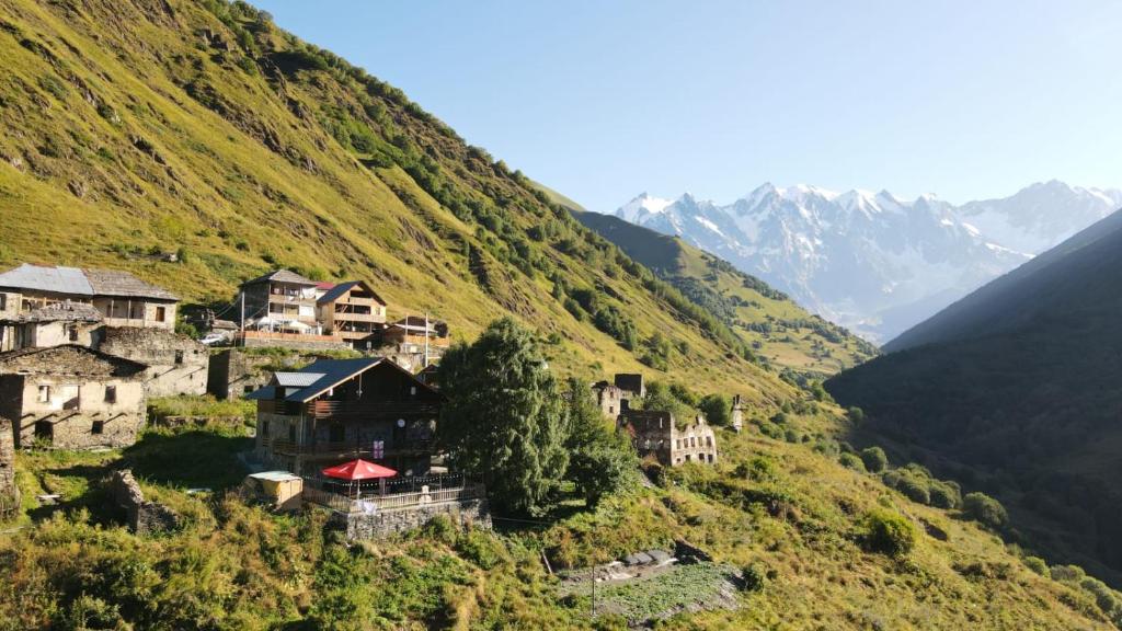 uma aldeia ao lado de uma montanha em Gaul Gavkhe Hotel em Ushguli