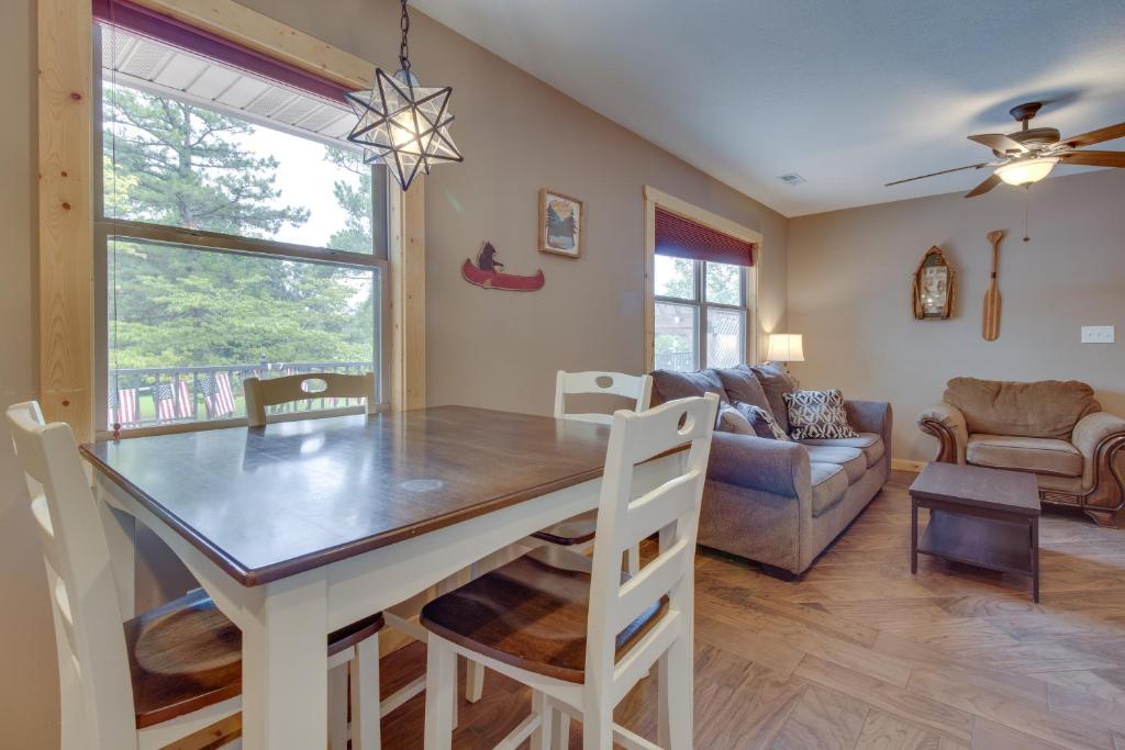 Posezení v ubytování Van Buren Condo Near Boating, Hiking and Golfing!