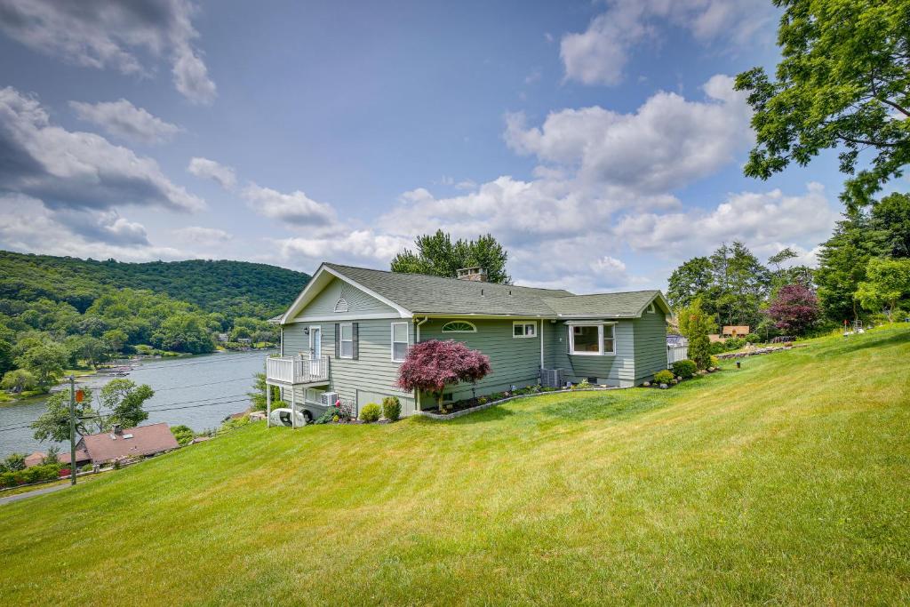 New Fairfield Vacation Rental with Lake Views!, New Fairfield (updated