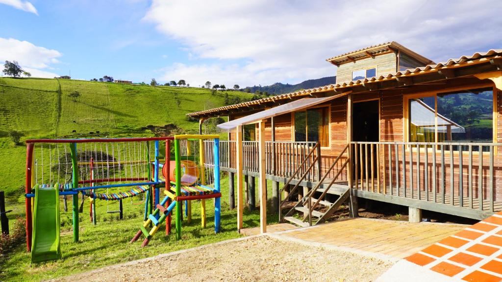 une aire de jeux en face d'une maison dans l'établissement Finca Severo Refugio, à Zipaquirá