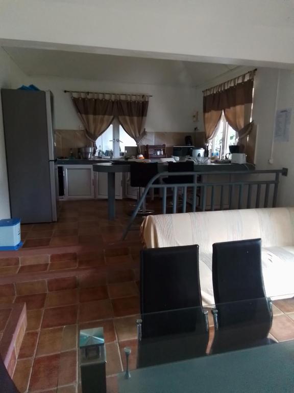 ein Wohnzimmer mit einem Sofa und einer Küche in der Unterkunft Villa baie diamant in Rodrigues Island