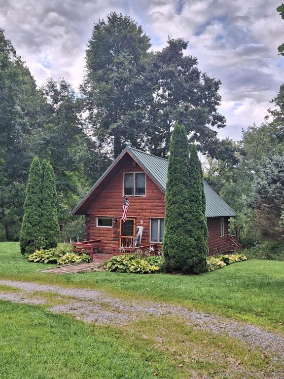 Zahrada ubytování Neshannock Creekside Log Cabin