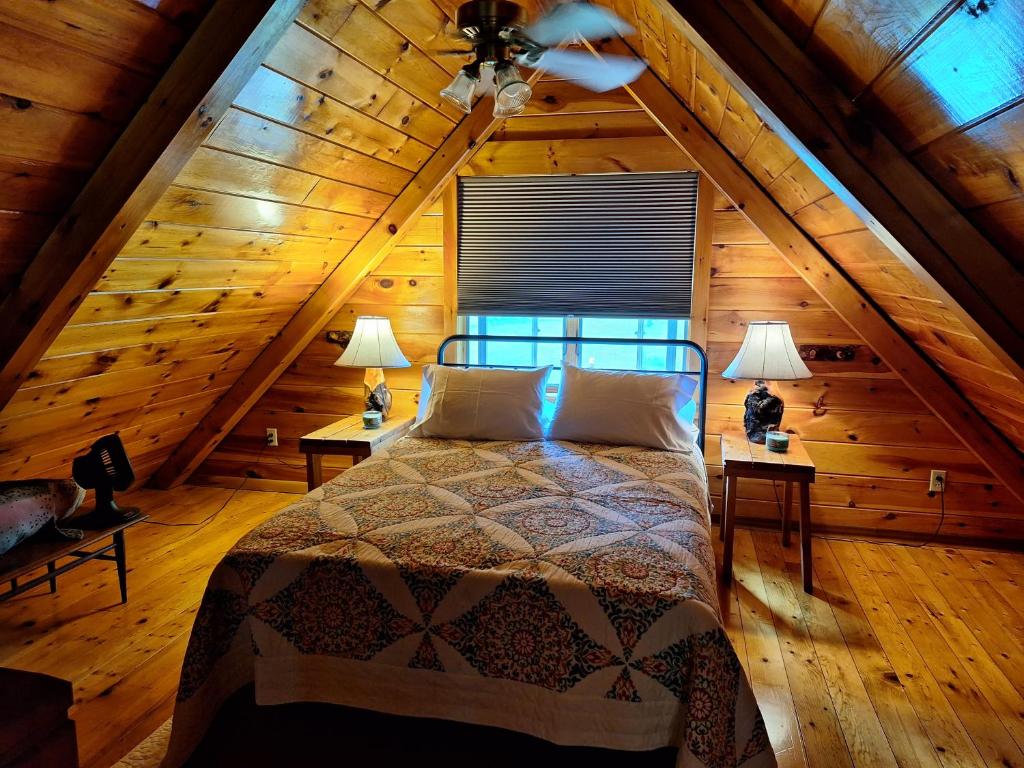 Postel nebo postele na pokoji v ubytování Neshannock Creekside Log Cabin