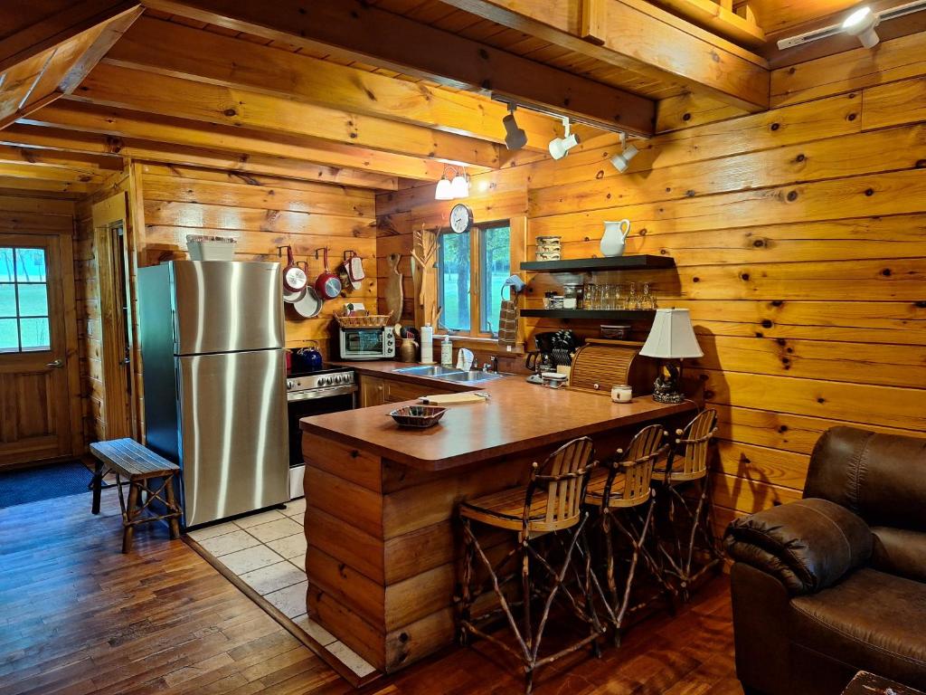 Kuchyň nebo kuchyňský kout v ubytování Neshannock Creekside Log Cabin
