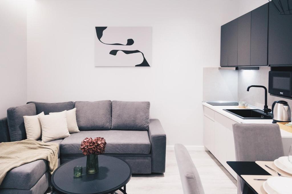 uma sala de estar com um sofá e uma mesa em Mono Boutique Apartments em Tirana