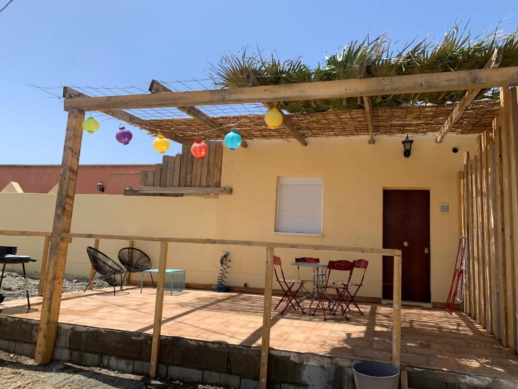 un patio con sillas y una mesa frente a una casa en Las Casas Rurales de Los Olivos, en Tabernas