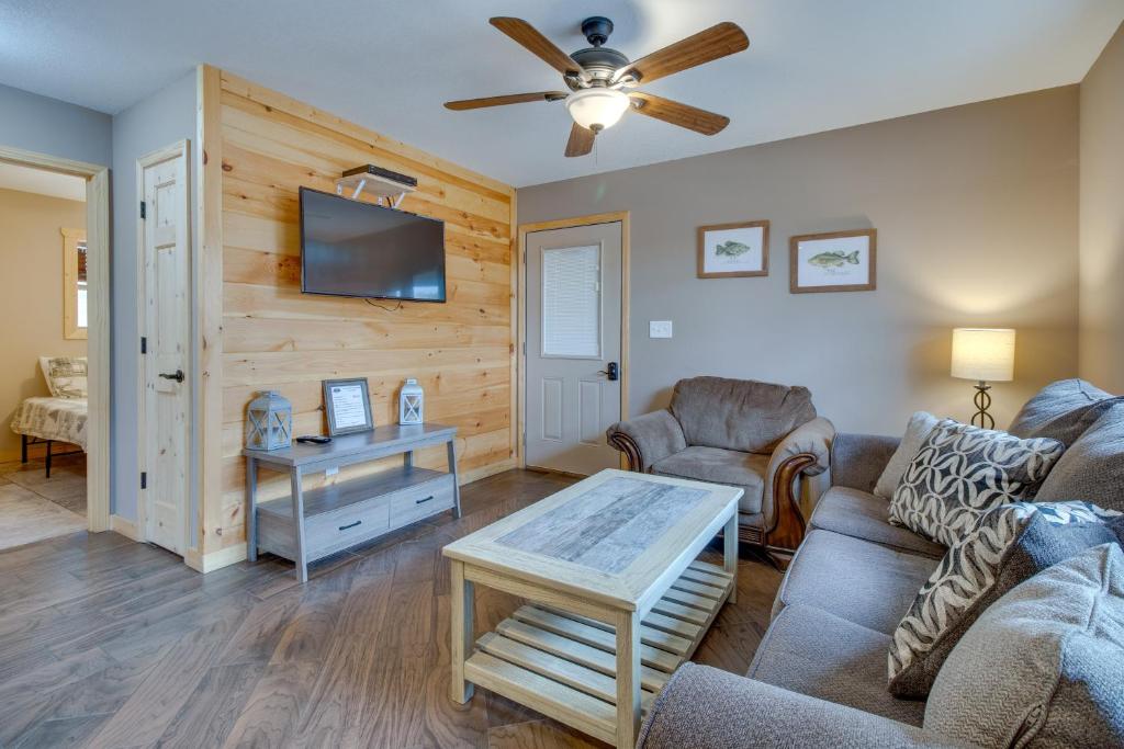 Una sala de estar con un sofá y un televisor. en Current River Retreats Condo Walk to River!, en Van Buren