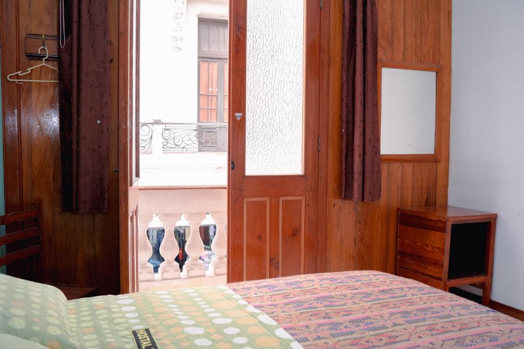 Rúm í herbergi á Yaki Hostel