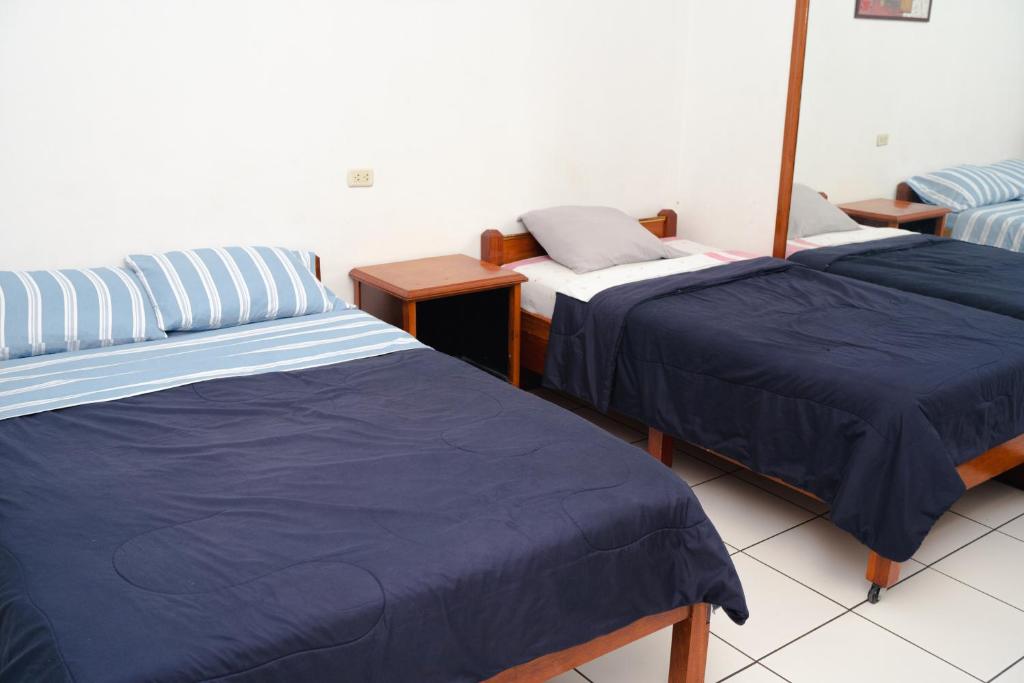 Rúm í herbergi á Yaki Hostel