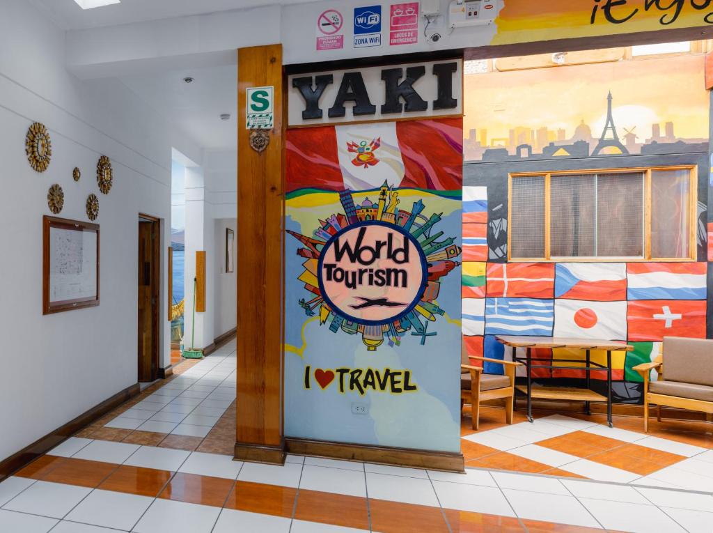 Rúm í herbergi á Yaki Hostel