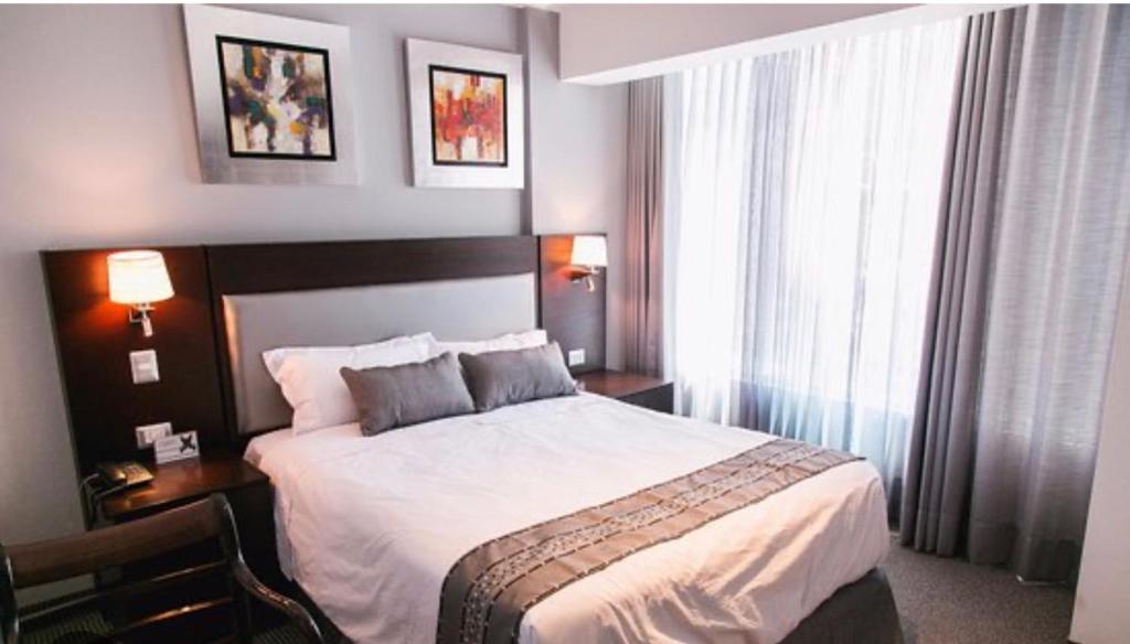 Postel nebo postele na pokoji v ubytování AMG Suites Apartment