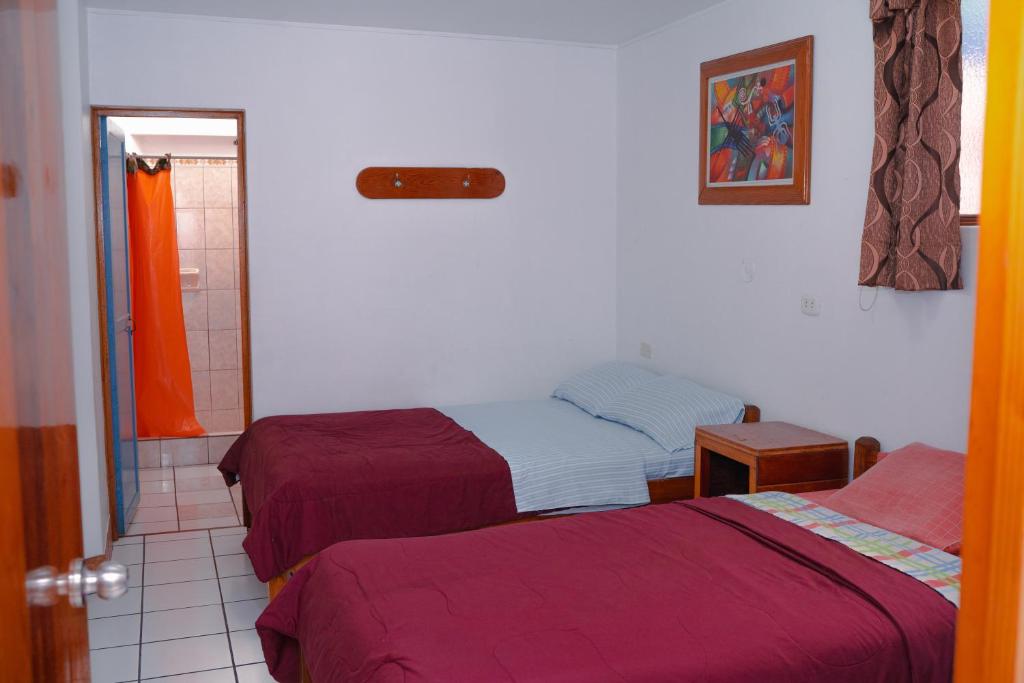 Rúm í herbergi á Yaki Hostel