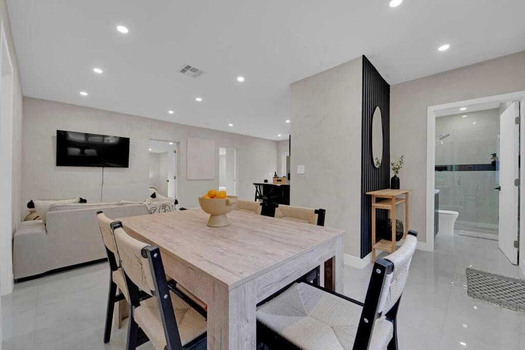 Casa Copal: Relaxing Beach House في هوليوود: غرفة طعام وغرفة معيشة مع طاولة وكراسي