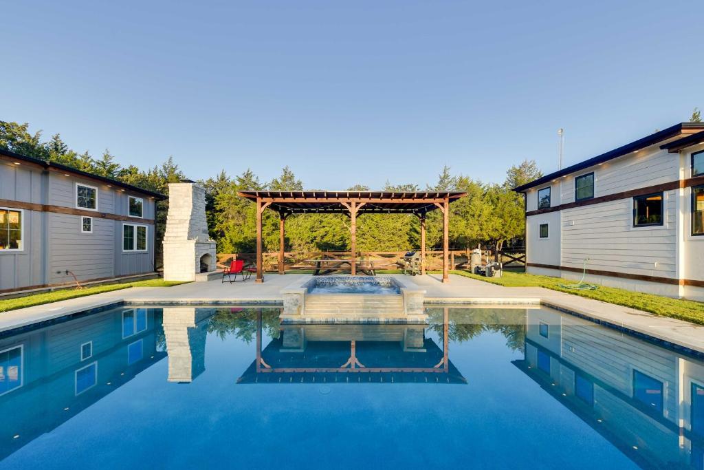 una piscina con gazebo accanto a una casa di Whitney Retreat with Shared Outdoor Pool and Hot Tub! a Whitney