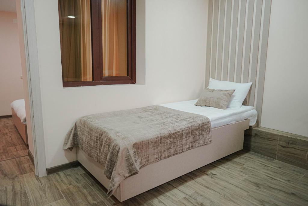 Postel nebo postele na pokoji v ubytování Kera Rooms