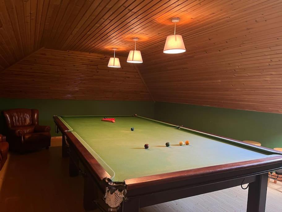 una mesa de billar con pelotas en una habitación en Spacious Countryside 5BD House!, en Cavan