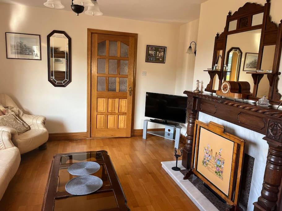 TV a/nebo společenská místnost v ubytování Spacious Countryside 4BD House!