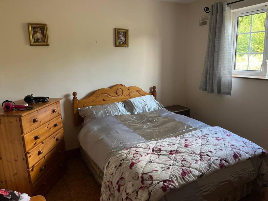 Postel nebo postele na pokoji v ubytování Spacious Countryside 4BD House!
