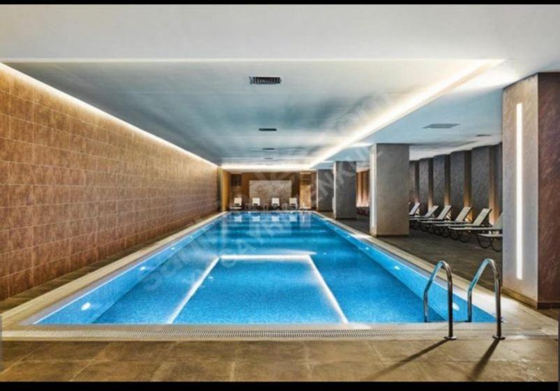 duży basen w budynku w obiekcie Luxury Residence w Stambule