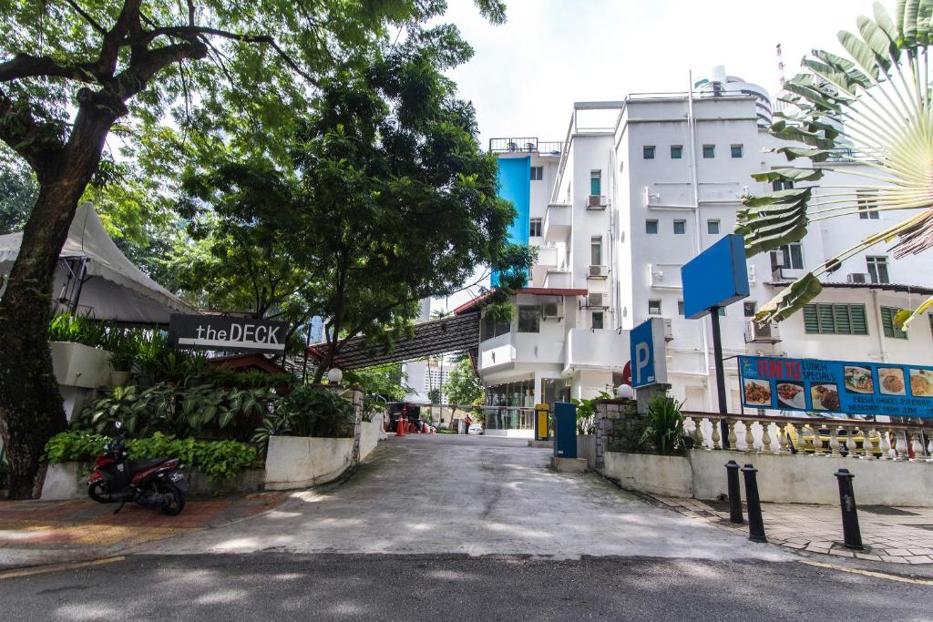 uma rua vazia numa cidade com edifícios em OYO 161 Lodge Paradize Hotel em Kuala Lumpur