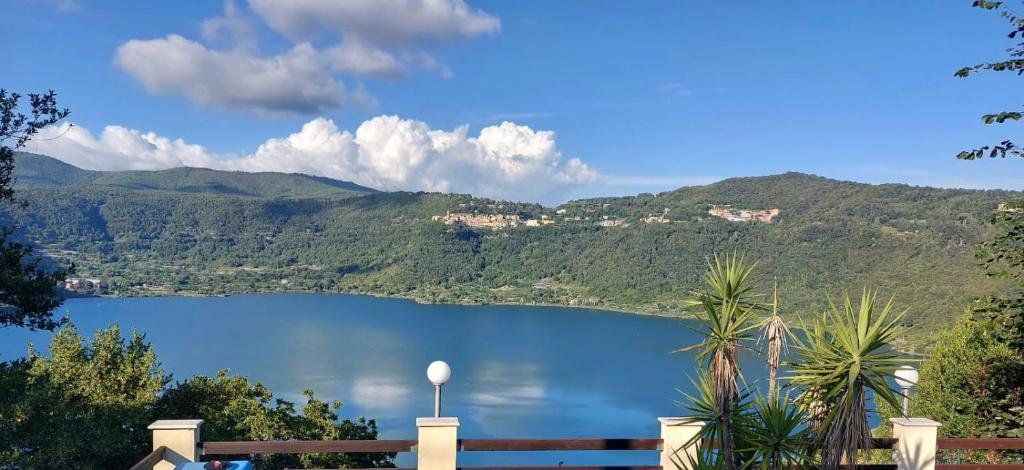 uma vista para um lago com montanhas ao fundo em Casa vacanza l’archetto em Genzano di Roma