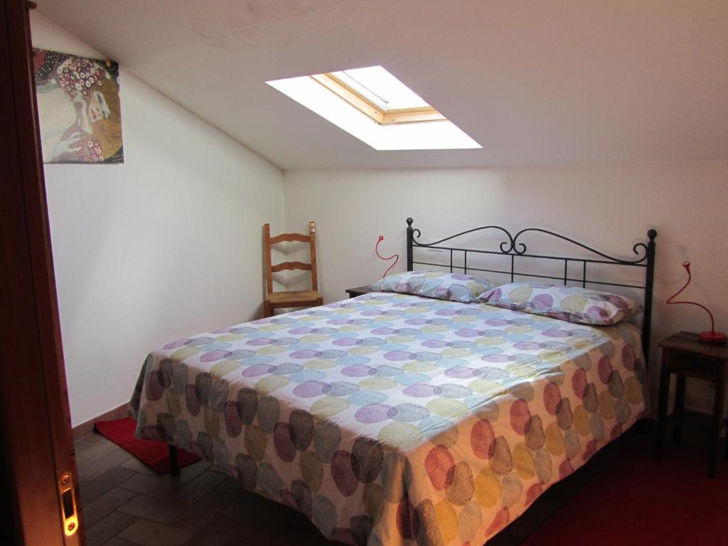 カーゾレ・デルザにあるCasa Solのベッドルーム(ベッド1台、天窓付)