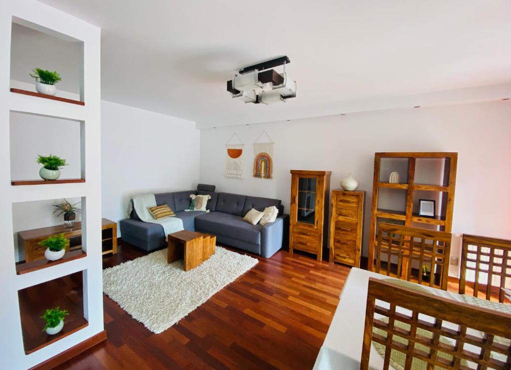 - un salon avec un canapé bleu et du parquet dans l'établissement Apartament Na Stoku, à Kielce