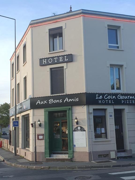 un hotel en la esquina de una calle en Aux Bons Amis en Reims