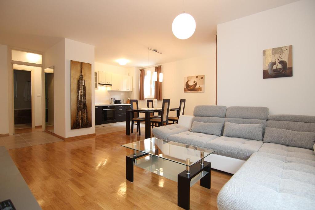 sala de estar con sofá y mesa en Apartments My Place en Split
