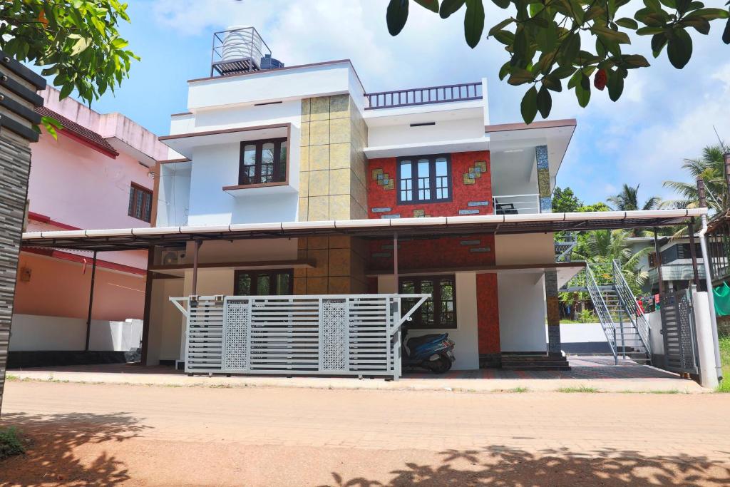 una casa con una puerta delante de ella en DREAMS VILLA Near Rajagiri Hospital, en Alwaye