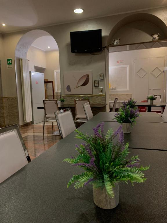 Una televisión o centro de entretenimiento en Hotel Antico Distretto