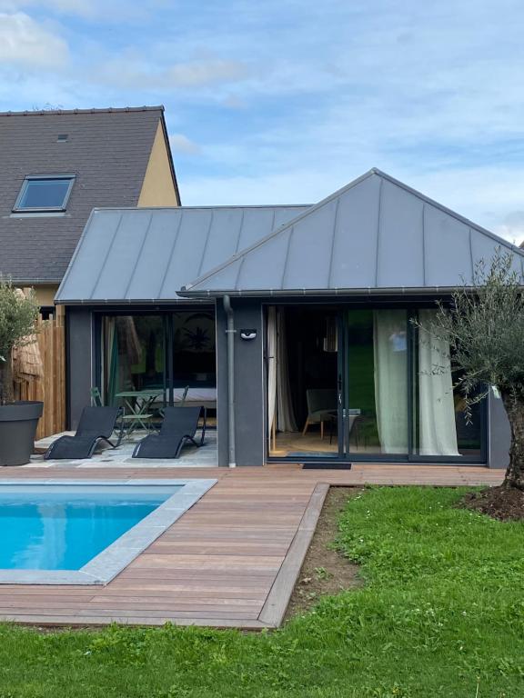 Bazén v ubytování LE CLOS DAUPHINAIS Chez Laurette nebo v jeho okolí