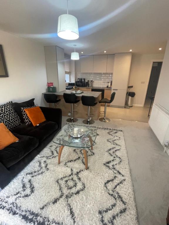 een woonkamer met een bank en een tafel bij Vileto apartment in central Bournemouth in Bournemouth