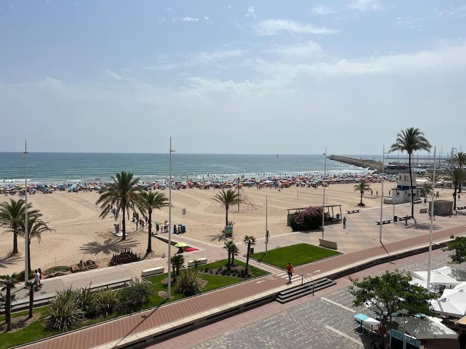 - une vue sur une plage avec une foule de personnes dans l'établissement Apartamento 1ª Línea de Playa - Con Piscina y Parking, à Gandía