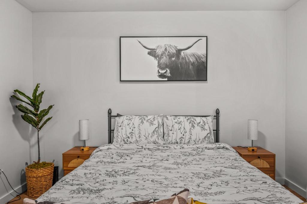 um quarto com uma cama com um touro na parede em Cozy Condo Near Downtown! em Louisville