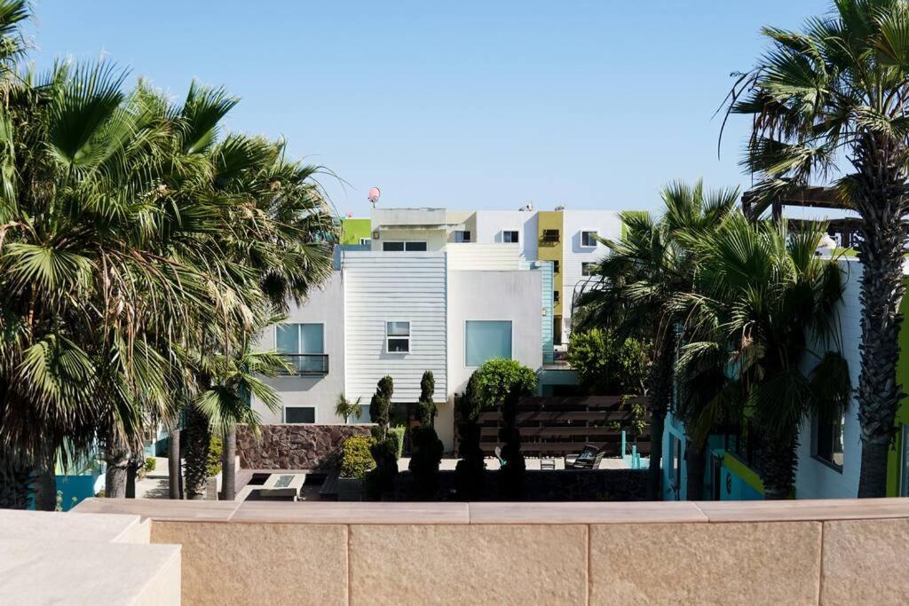 een gebouw met palmbomen ervoor bij Departamento Beto in Tijuana