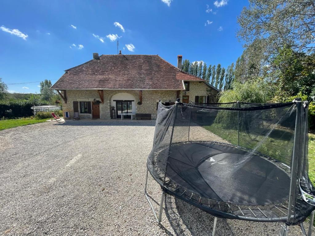 un filet devant une maison dans l'établissement Espace Famille Montmillon, à Chamblay