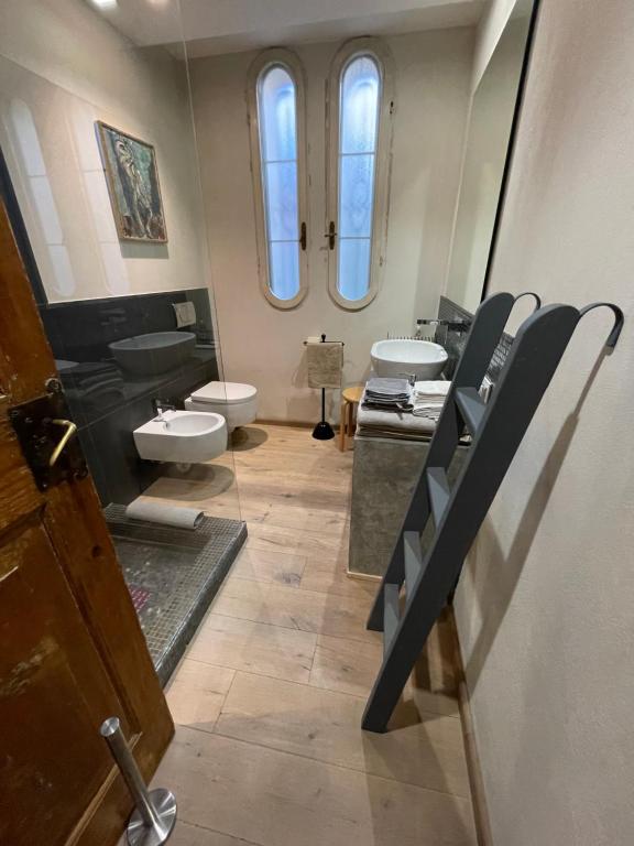 - Baño con 2 lavabos y 2 aseos en Il Fenicottero en Cervia