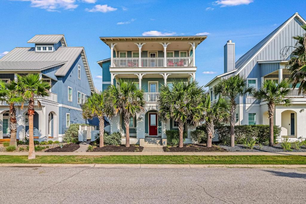 una casa con palmeras delante en Kahakai Retreat, en Port Aransas