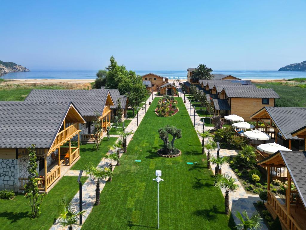 eine Luftansicht eines Resorts mit dem Strand im Hintergrund in der Unterkunft MUKHA ORMANLI in Ormanlı