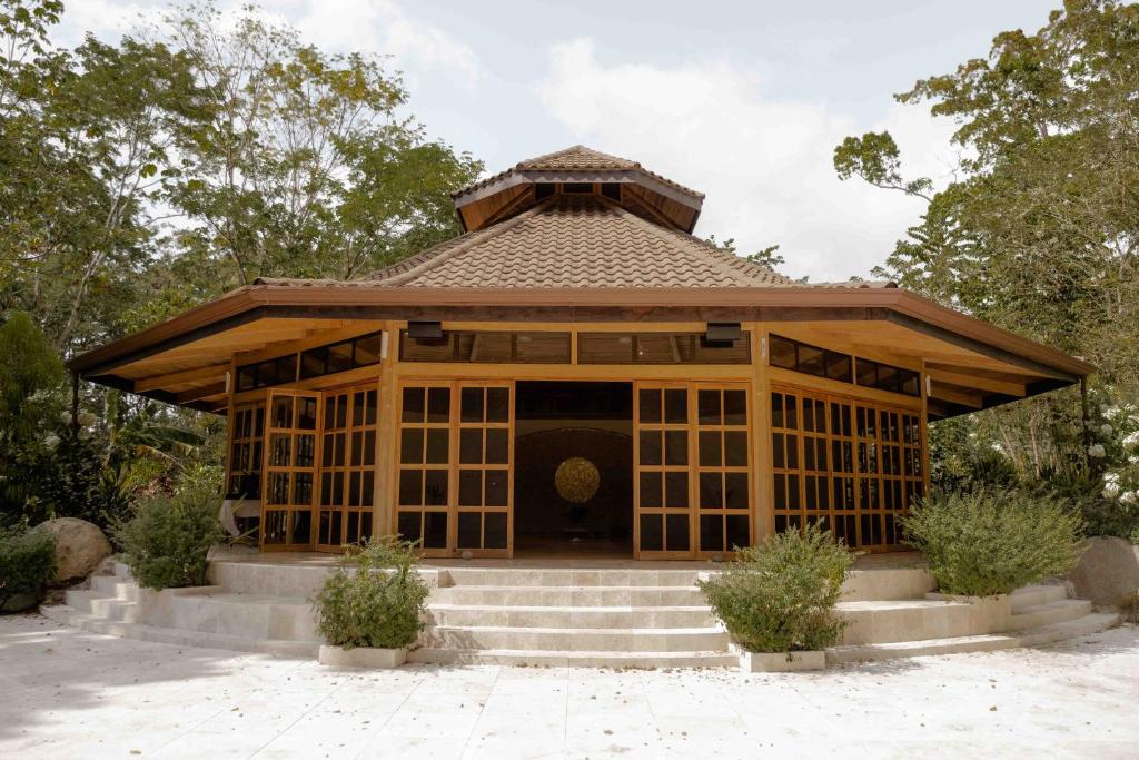 Awake Uvita في أوفيتا: مبنى خشبي كبير مع سلالم في حديقة