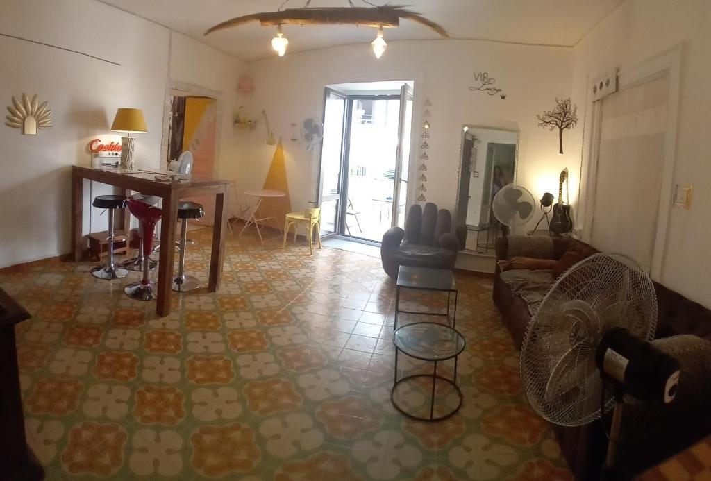uma sala de estar com um sofá e uma mesa em Ostello Exclusive Dependance em Palermo