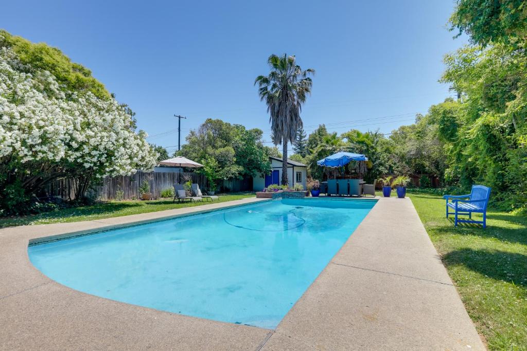 una piscina en el patio trasero de una casa en Family Home with Pool about 7 Mi to Downtown Sacramento!, en Sacramento