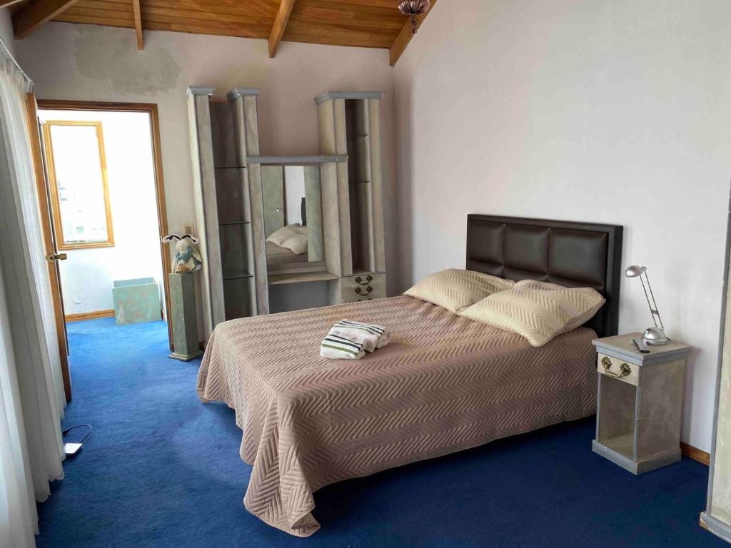 - une chambre avec un lit, une lampe et une fenêtre dans l'établissement Garzonier Estilo Cabaña, à La Paz