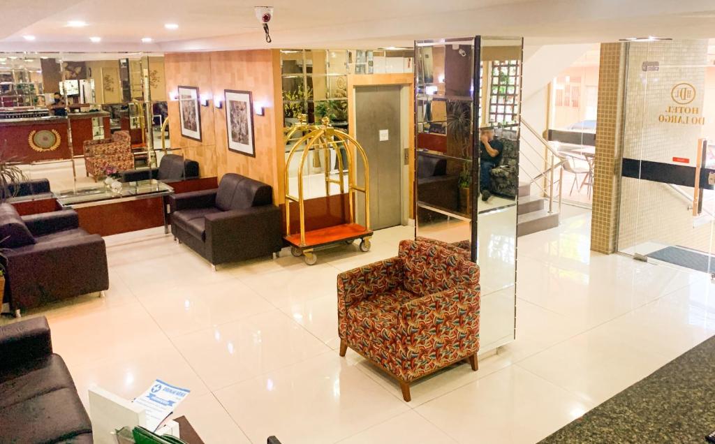 un vestíbulo con sillas y sillas en una tienda en Hotel do Largo Manaus, en Manaus