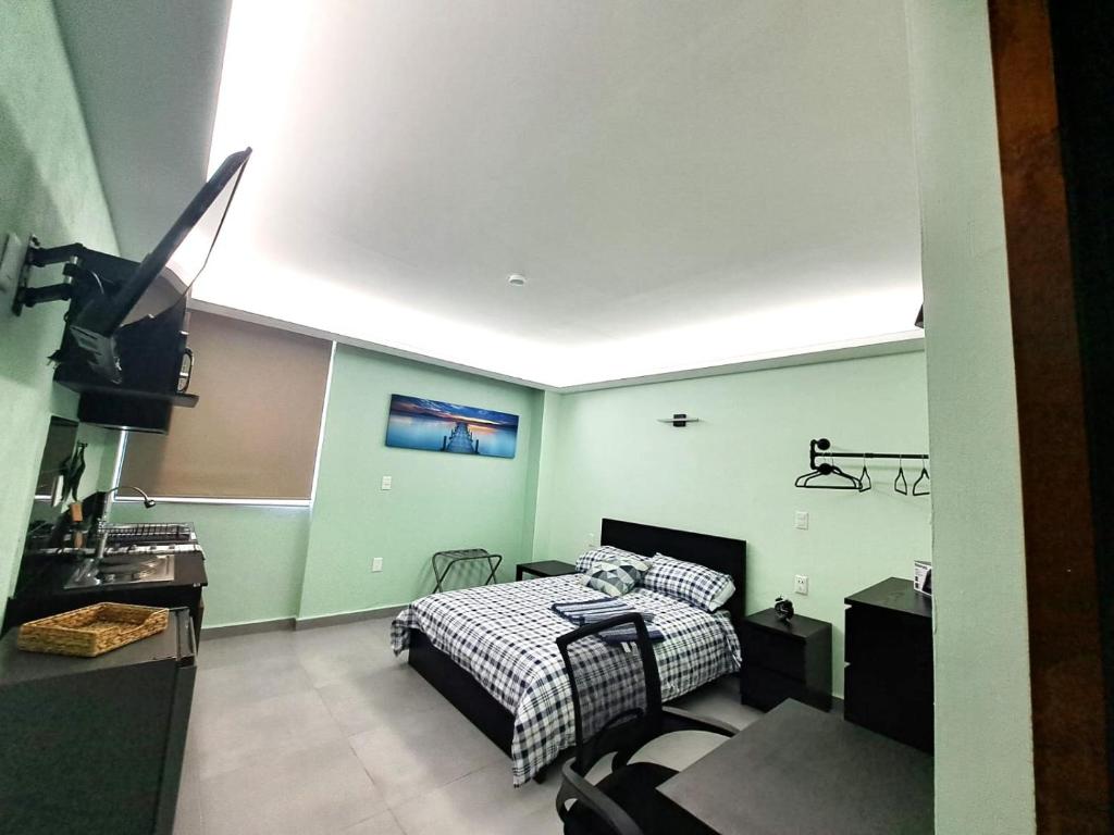 1 dormitorio con 1 cama y TV en A28 Full Suite ‖ Mini Dept at Plaza Acequia, en Cuautitlán Izcalli
