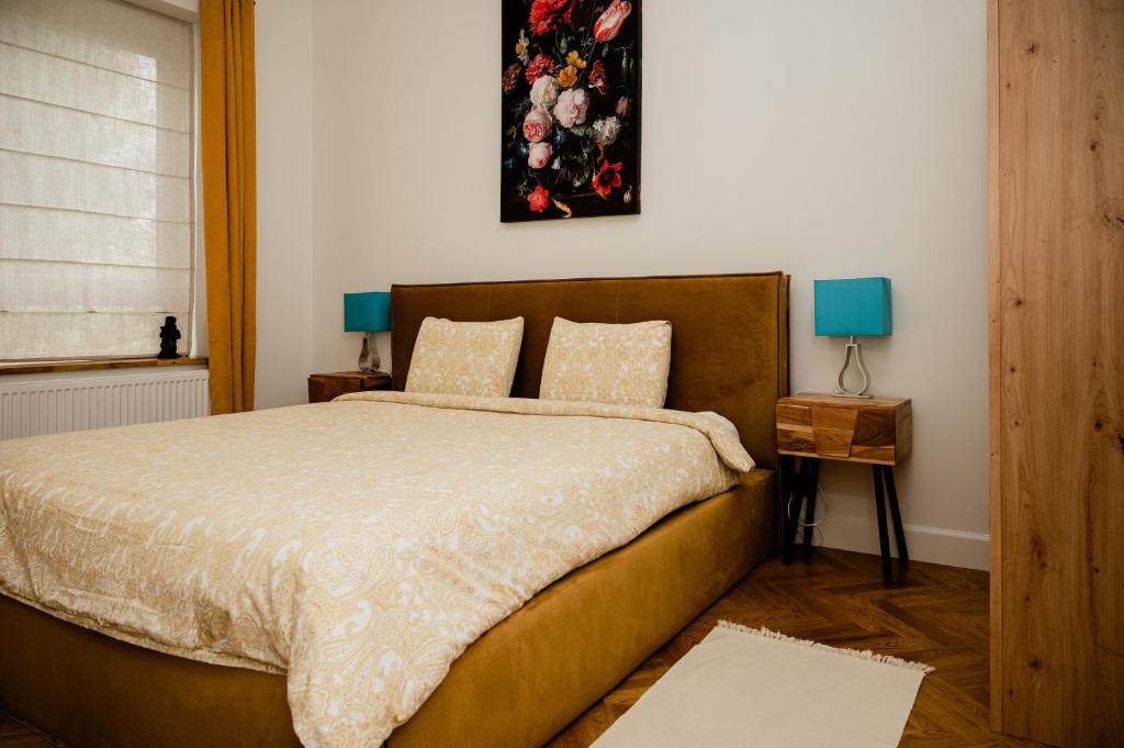 a bedroom with a bed and a painting on the wall at Beauty Suite in Brussels