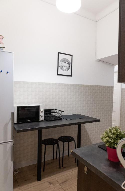 Kuchyňa alebo kuchynka v ubytovaní ClickTheFlat Aleje Niepodległości Center Apart Rooms